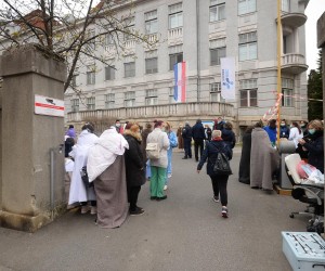 22.03.2020., Zagreb - Ljudi ispred Klinike za zenske bolesti i porode nakon potresa. Photo: Marko Prpic/PIXSELL