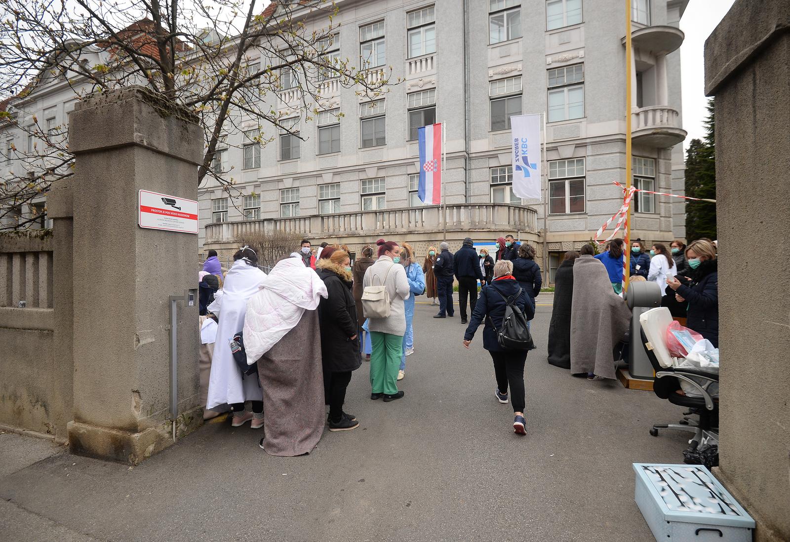 22.03.2020., Zagreb - Ljudi ispred Klinike za zenske bolesti i porode nakon potresa. Photo: Marko Prpic/PIXSELL