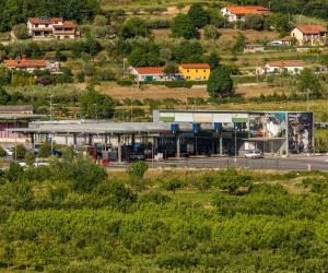 22.05.2020.. Plovanija - Strani drzavljani ulaze u Hrvatsku na granicnom prijelazu Kastel.rPhoto: Srecko Niketic/PIXSELL