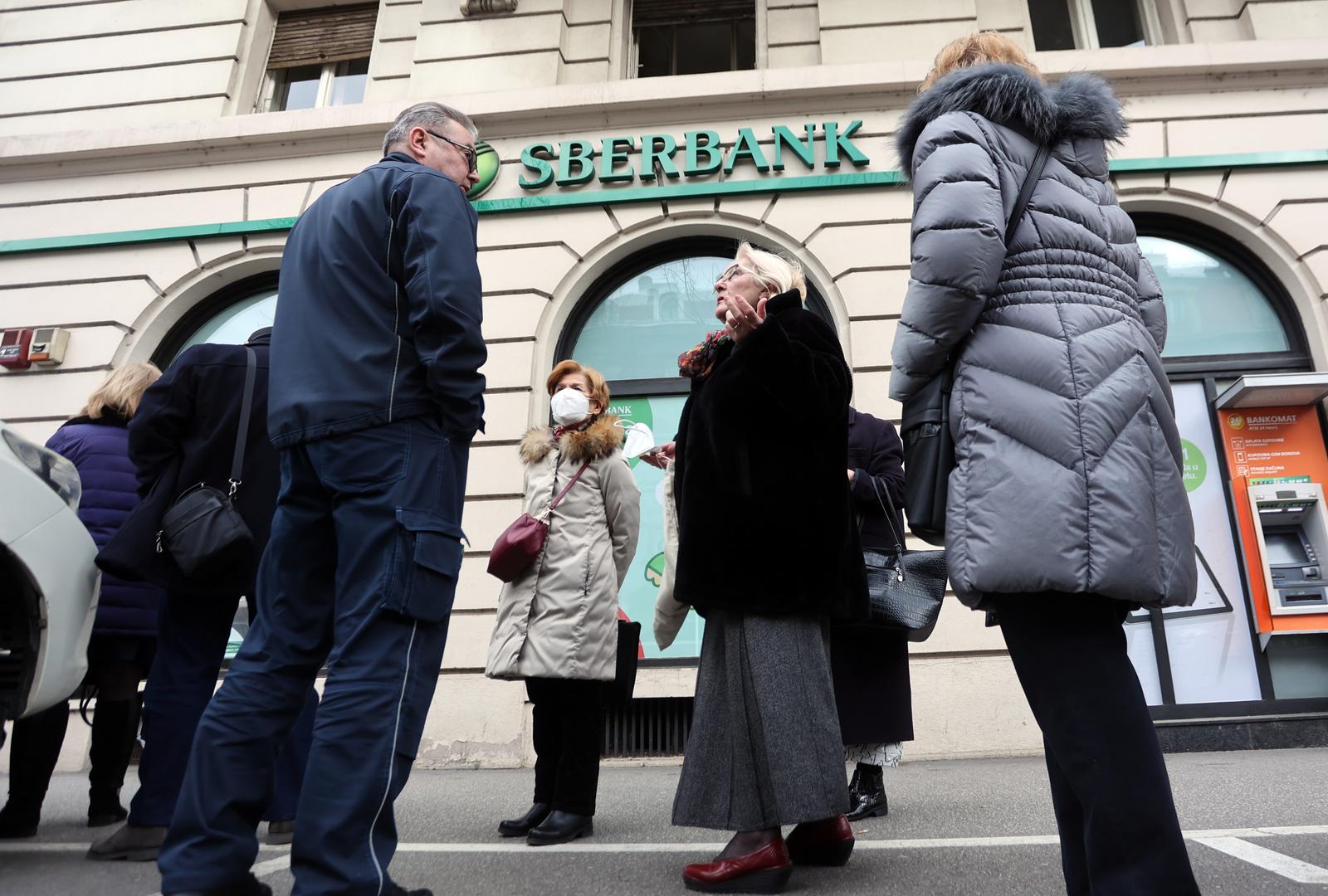 25.02.2022., Zagreb - Klijenti cekaju na ulaz u rusku banku Sberbank zbog rata Rusije i Ukrajine. Photo: Marko Prpic/PIXSELL