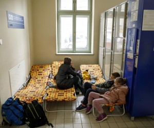 25.02.2022., Przemysl, Poljska - Na zeljeznicoj stanici u Poljskom gradu Przemysl u blizini granice sa Ukrajinom nalazi se oko stotinu izbjeglica. Radi se najvise o porodicama sa djecom koje vec nekoliko dana bjeze od Ruske agresije. Uglavnom se kratko zadrzavaju na stanici, te na razne nacine idu dalje. Na stanici je pripremljeno nekoliko lezajeva i mala kuhinja. Photo: Armin Durgut/PIXSELL