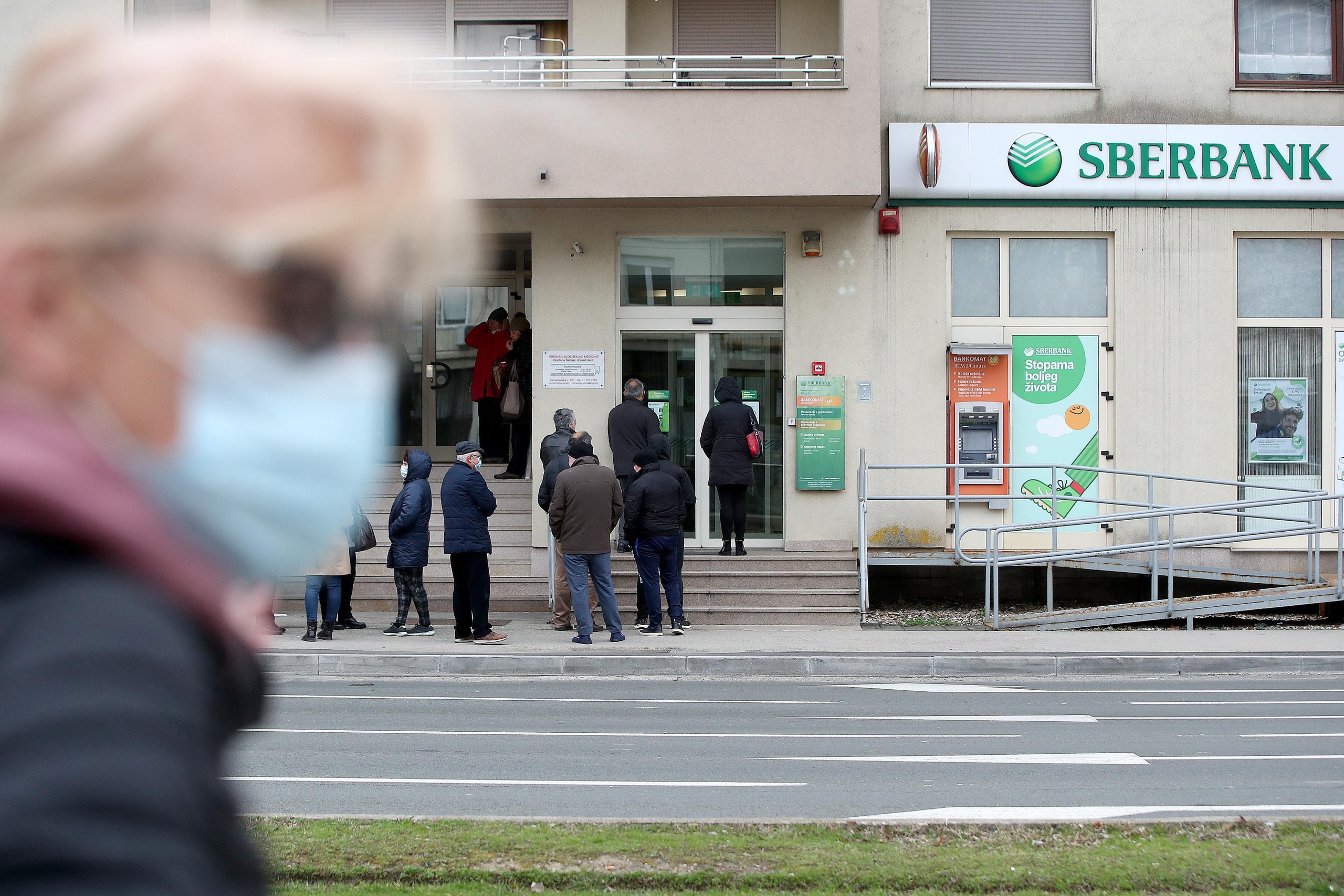 25.02.2022., Zagreb - Klijenti cekaju na ulaz u rusku banku Sberbank zbog rata Rusije i Ukrajine. Photo: Igor Kralj/PIXSELL