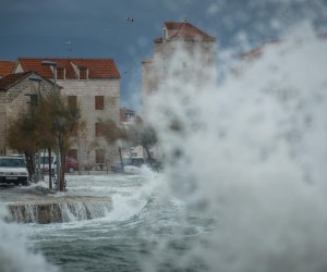 28.11.2021., Kastel Stafilici - Tijekom noci, Dalmaciju je zahvatilo olujno jugo i lebicada te su vecine dalmatinskih riva potopljene. Photo: Zvonimir Barisin/PIXSELL