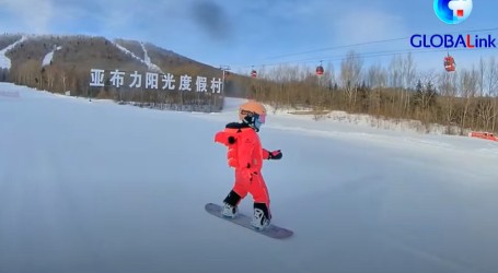 Petogodišnji Kinez obožava izvoditi skokove na snowboardu