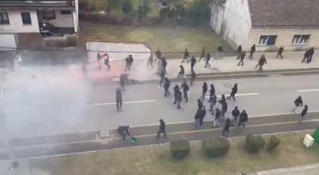 Masovna tučnjava BBB-a i Torcide nasred ulice: Gađali se bakljama, ‘letjeli’ udarci…