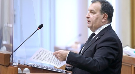 Ministar zdravstva Beroš u Saboru branio covid potvrde i testiranje djece