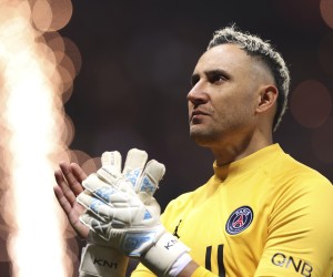 March 5, 2022, Nice, United Kingdom: Nice, France, 5th March 2022. Keylor Navas of PSG acknowledges the fans following the 1-0 defeat in the Uber Eats Ligue 1 match at Allianz Riviera Stadium, Nice. Picture credit should read: Jonathan Moscrop / Sportimage(Credit Image: (Cal Sport Media via AP Images)