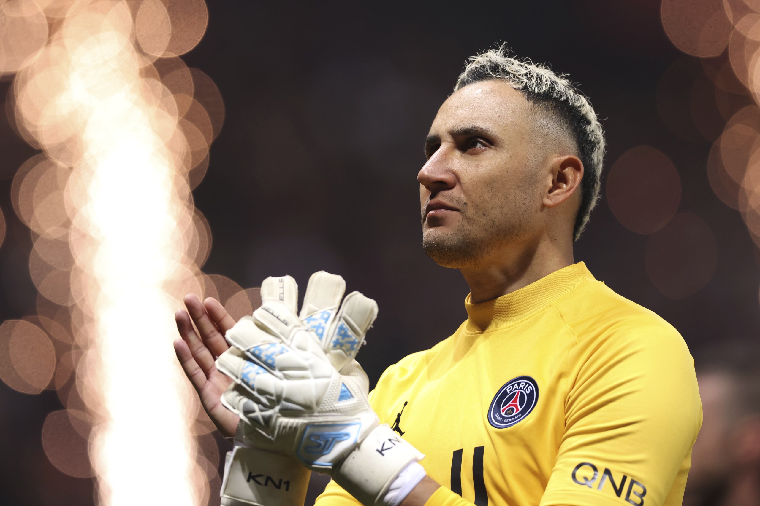 March 5, 2022, Nice, United Kingdom: Nice, France, 5th March 2022. Keylor Navas of PSG acknowledges the fans following the 1-0 defeat in the Uber Eats Ligue 1 match at Allianz Riviera Stadium, Nice. Picture credit should read: Jonathan Moscrop / Sportimage(Credit Image: (Cal Sport Media via AP Images)