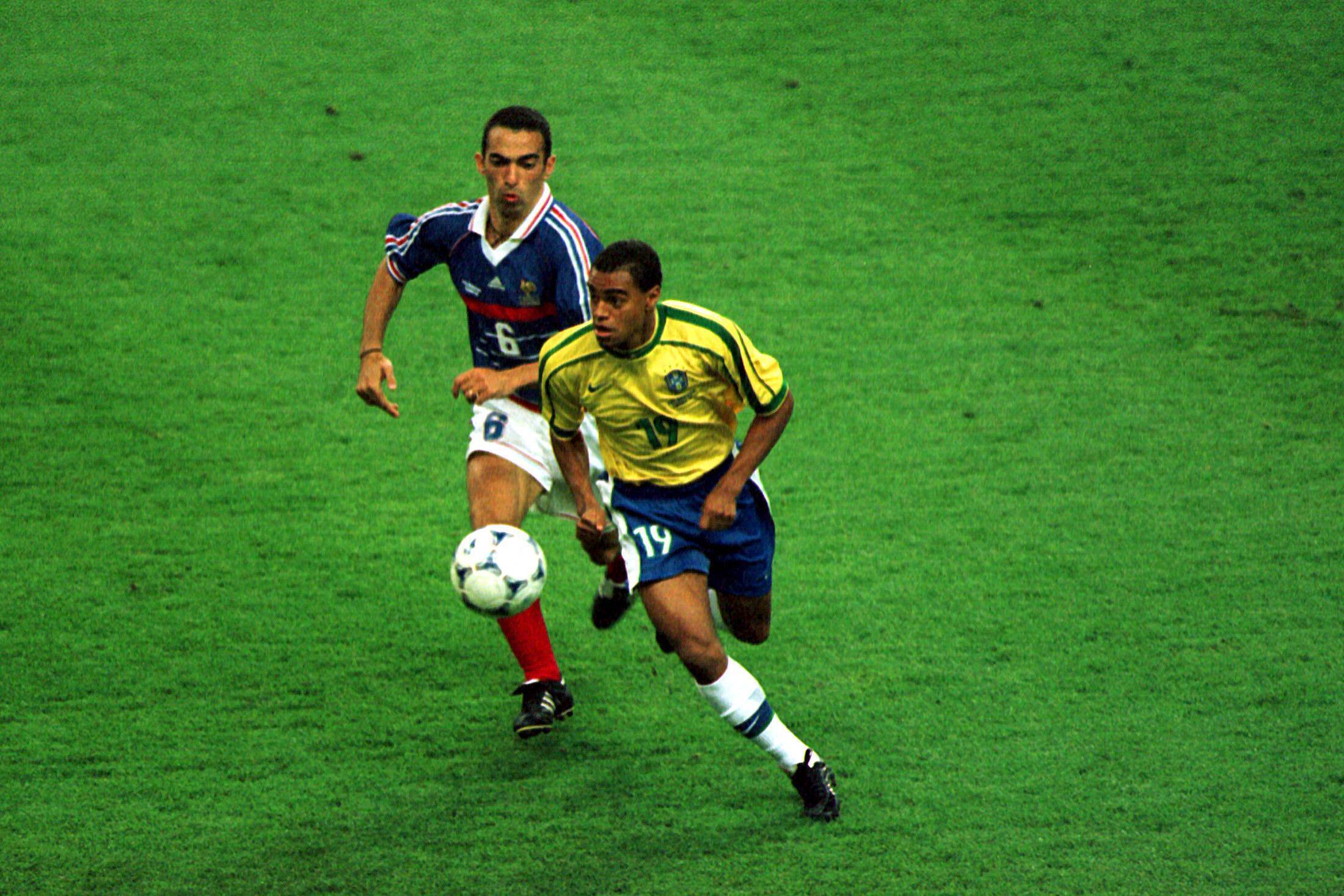 Der Brasilianer Denilson am Ball gegen Frankreichs Youri Djorkaeff li.