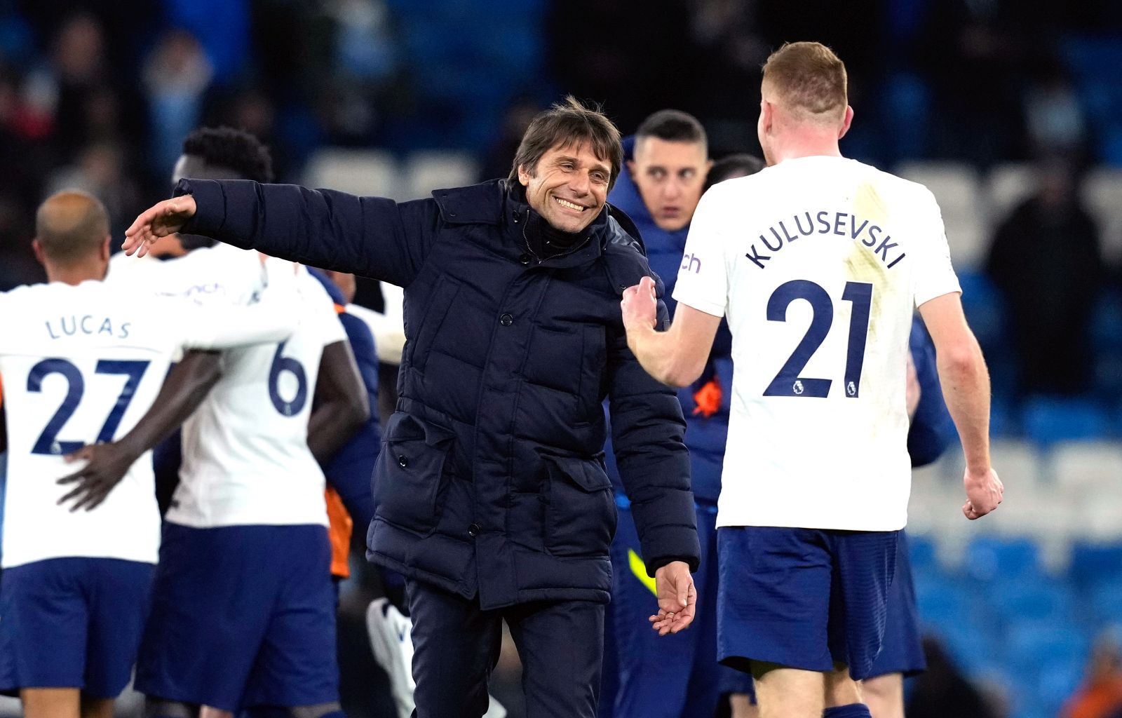 epa09772922 Tottenham manager Antonio Conte (C) celebrates with his players after winning the English Premier League soccer match between Manchester City and Tottenham Hotspur in Manchester, Britain, 19 February 2022.  EPA/ANDREW YATES EDITORIAL USE ONLY. No use with unauthorized audio, video, data, fixture lists, club/league logos or 'live' services. Online in-match use limited to 120 images, no video emulation. No use in betting, games or single club/league/player publications
