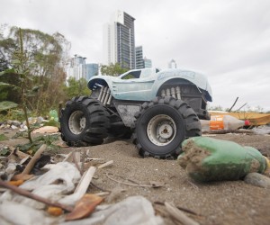 epa09779295 Garbage accumulated on the beach of Costa del Este, in the Bay of Panama, one of the most polluted in Panama City, Panama, 14 February 2022 (Issued 23 February 2022). The management of plastic waste is one of the main topics of the fifth session of the UN Environmental Assembly (UNEA 5), which begins on 28 February in Nairobi, Kenya.  EPA/Carlos Lemos