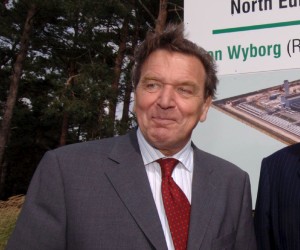 epa09781137 (FILE) - The CEO of the NEGP company and former German Chancellor Gerhard Schroeder (L) and NEGP operative director Matthias Warnig (R) visit Lubmin, near Greifswald, Germany, Monday, 4 September 2006 (re-issued on 24 February 2022). German 2.Bundesliga soccer team FC Schalke 04 announced that 'appointed board member Matthias Warnig informed FC Schalke 04’s supervisory board on 24 February 2022 that he is to step down from his position with immediate effect. The 66-year-old has been part of the board as a representative of main sponsor GAZPROM since July 2019'.  EPA/Stefan Sauer  GERMANY OUT