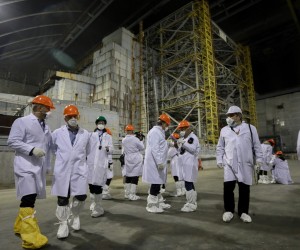 epa09781711 (FILE) - Visitors and journalists stand inside the new Safe Confinement covering the 4th block of Chernobyl Nuclear power plant in Chernobyl, Ukraine, 15 April 2021 (Reissued 24 February 2022). Ukrainian President Volodymyr Zelenskyy tweeted on 24 February that Russian forces are attempting to seize control of the Chernobyl nuclear power plant.  EPA/OLEG PETRASYUK *** Local Caption *** 56828889