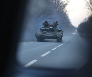 epaselect epa09783621 A Ukrainian tank moves near town of Kharkiv east of Ukraine 24 February 2022 (issued 25 February2022). Russian troops entered Ukraine on 24 February prompting the country's president to declare martial law.  EPA/ZURAB KURTSIKIDZE