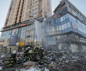 epaselect epa09785964 Ukrainian firefighters put out the fire on a high-rise apartment block which was hit by shelling in Kiev, Ukraine, 26 February 2022. Russian President Vladimir Putin announced a 'special military operation' in the Donbass with the aim, as he put it, of demilitarizing and denazifying Ukraine, as well as bringing to justice those who committed numerous bloody crimes against civilians. Martial law has been introduced in Ukraine, explosions are heard in many cities, including Kiev.  EPA/SERGEY DOLZHENKO