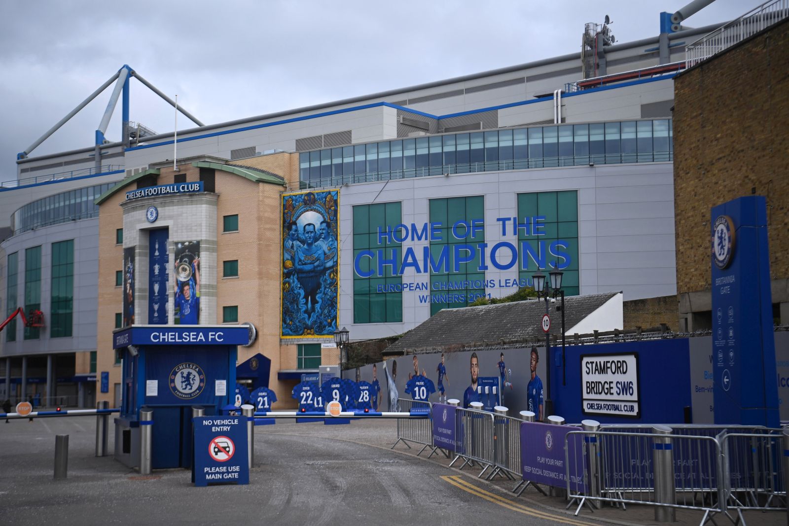 epa09791456 Exterior view of the ground of English Premier League side Chelsea FC at Stamford Bridge in west London, Britain, 28 February 2022. Chelsea owner Roman Abramovich has passed stewardship to the club's charitable foundation amid sanctions on people associated with the Russian State following the Russian invasion of Ukraine.  EPA/NEIL HALL