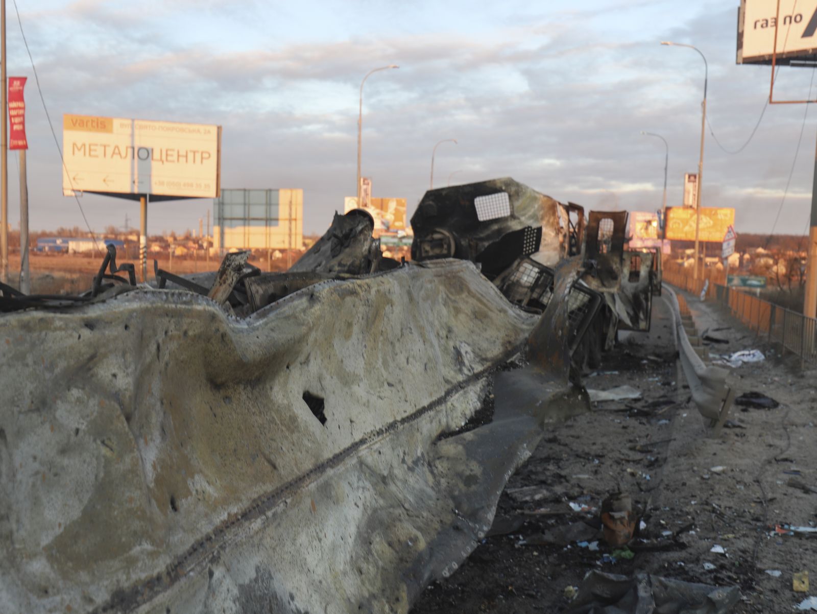 epa09792542 Destroyed Russian machinery as a consequence of recent fighting near Kiev, Ukraine, 28 February 2022. Russian troops entered Ukraine on 24 February  triggering international crisis.  EPA/ALISA YAKUBOVYCH