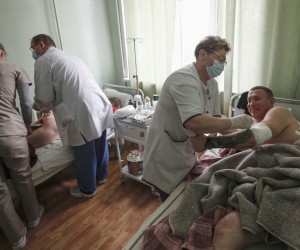 epa09793263 Doctors examine wounded Ukrainian soldiers following an overnight shelling, at a hospital in Brovary near Kiev (Kyiv), Ukraine, 01 March 2022. Russian troops entered Ukraine on 24 February prompting the country's president to declare martial law and triggering a series of announcements by Western countries to impose severe economic sanctions on Russia.  EPA/SERGEY DOLZHENKO