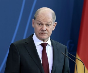 epa09793605 German Chancellor Olaf Scholz during a joint news conference with Luxembourg's Prime Minister on their meeting at the Chancellery in Berlin, Germany, 01 March 2022.  EPA/HANNIBAL HANSCHKE / POOL
