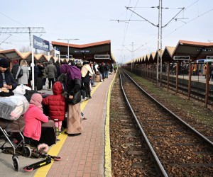 epa09793899 Ukrainian refugees at the train station in Przemysl, Poland, 01 March 2022. Hundreds of thousands of people have fled from Ukraine into neighboring countries since Russia began its military operation on 24 February.  EPA/Darek Delmanowicz POLAND OUT
