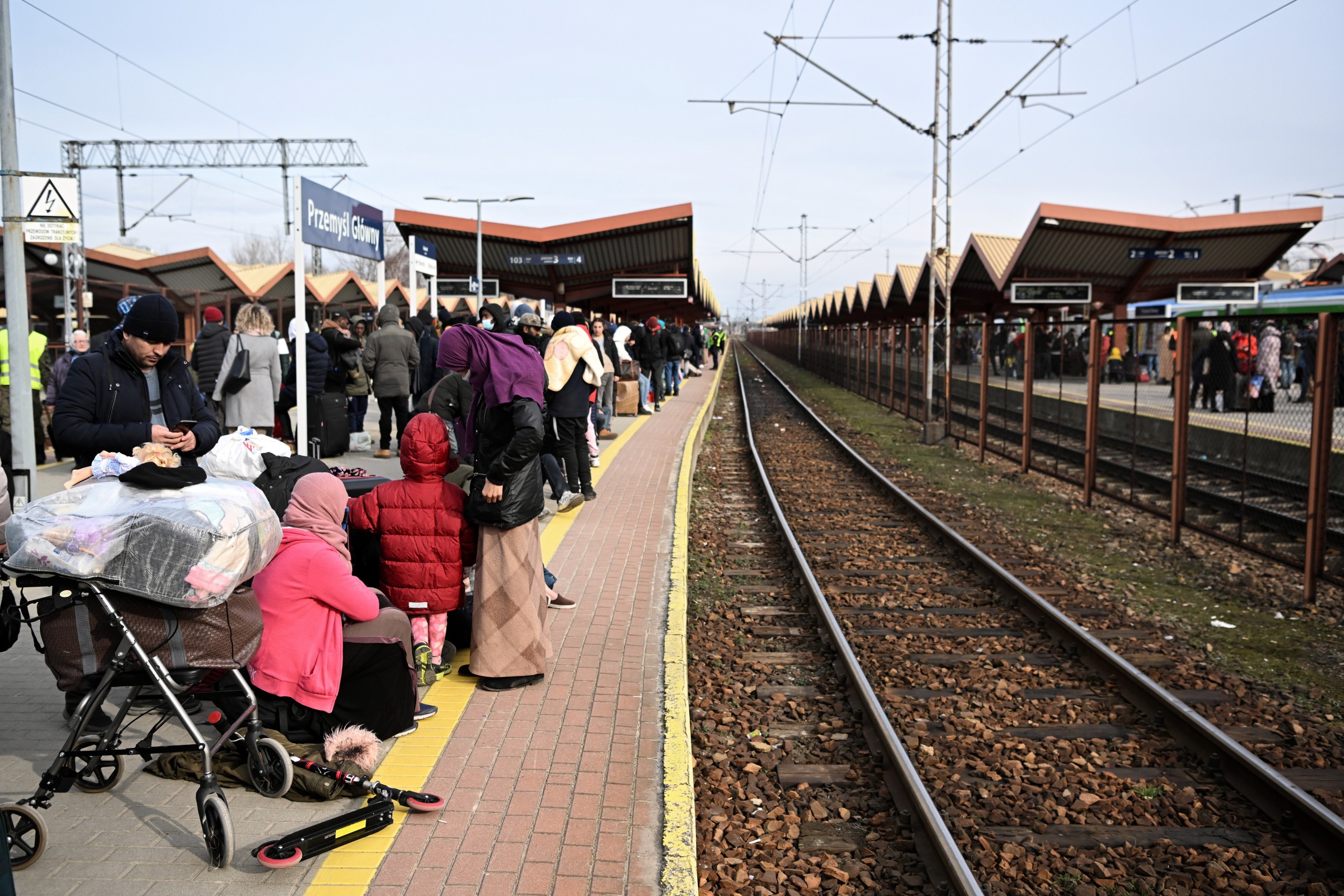 epa09793899 Ukrainian refugees at the train station in Przemysl, Poland, 01 March 2022. Hundreds of thousands of people have fled from Ukraine into neighboring countries since Russia began its military operation on 24 February.  EPA/Darek Delmanowicz POLAND OUT