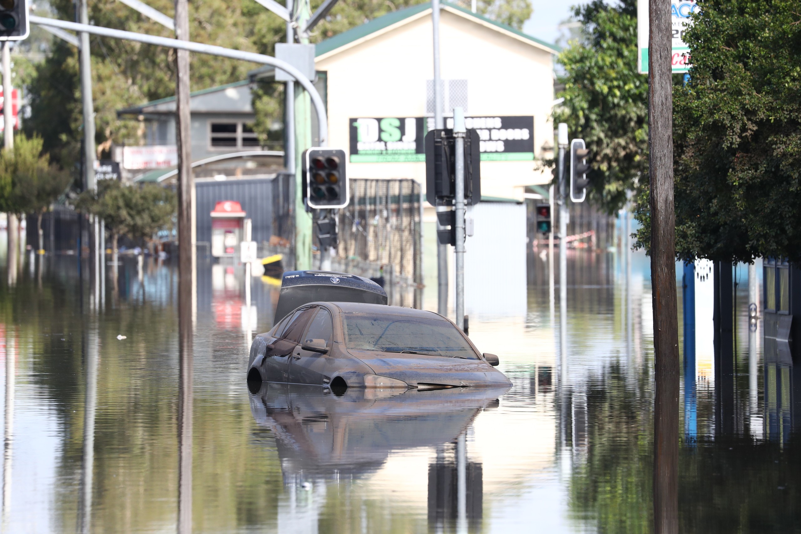 epa09794906 A submerged car in Lismore, New South Wales (NSW), Australia, 02 March 2022. Interstate emergency service volunteers are on their way to northern NSW amid disastrous flooding, while Sydney braces for torrential rain that could lead to more flooding.  EPA/JASON O’BRIEN  AUSTRALIA AND NEW ZEALAND OUT