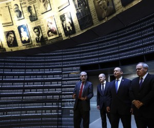 epa09796262 German Chancellor Olaf Scholz (2-L) and Israeli Prime Minister Naftali Bennett (2-R) visit the Hall of Names at Yad Vashem World Holocaust Remembrance Center during a state visit in Jerusalem, 02 March 2022.  EPA/RONEN ZVULUN / POOL