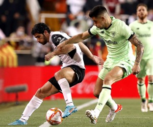 epa09797479 Valencia's Goncalo Guedes (L) in action against Bilbao's Yuri Berchiche (R) during the Spanish King's Cup semi final, second leg soccer match between Valencia CF and Athletic Bilbao in Valencia, Spain, 02 March 2022.  EPA/Kai Foersterling