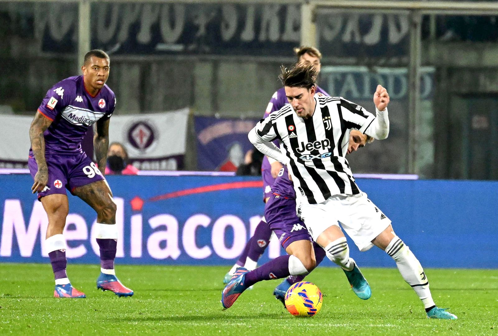 epa09797488 Juventus' Dusan Vlahovic (R) in action during the Italian Cup semi final soccer match between ACF Fiorentina and Juventus FC in Florence, Italy, 02 March 2022.  EPA/CLAUDIO GIOVANNINI