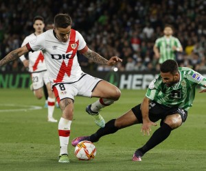 epa09799792 Real Betis' Willian Jose (R) in action against Rayo Vallecano's Oscar Trejo during the Spanish King's Cup semi final second leg soccer match between Real Betis and Rayo Vallecano at Benito Villamarin stadium in Sevilla, southern Spain, 03 March 2022.  EPA/JULIO MUNOZ