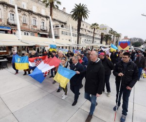 Split, 05.03.2022. - Skup u znak podrške Ukrajini, žrtvi agresije od strane Rusije. foto HINA/ Mario STRMOTIĆ/ ms