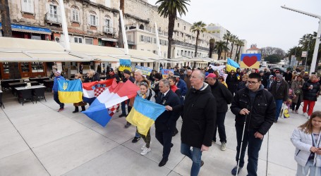 Prosvjed podrške Ukrajini u Splitu i Vukovaru, građani poručili: “Stop Putinu, slava Ukrajini”