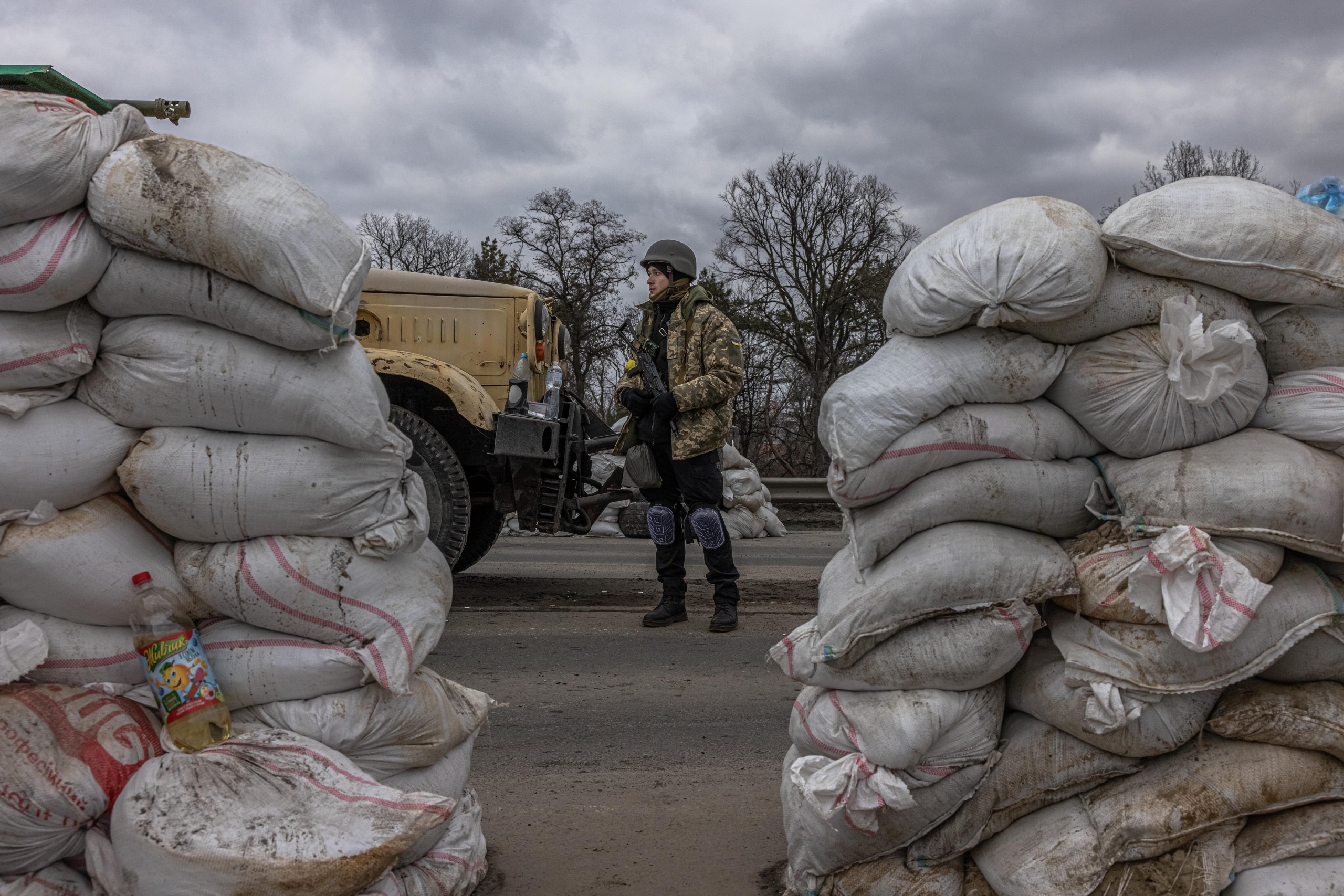 epa09804490 A member of the Territorial Defense Forces stands guard at a checkpoint in the eastern frontline of Kyiv (Kiev) region, Ukraine, 05 March 2022. According to the United Nations (UN), at least one million people have fled Ukraine to neighboring countries since the beginning of Russia's military aggression on 24 February 2022.  EPA/ROMAN PILIPEY