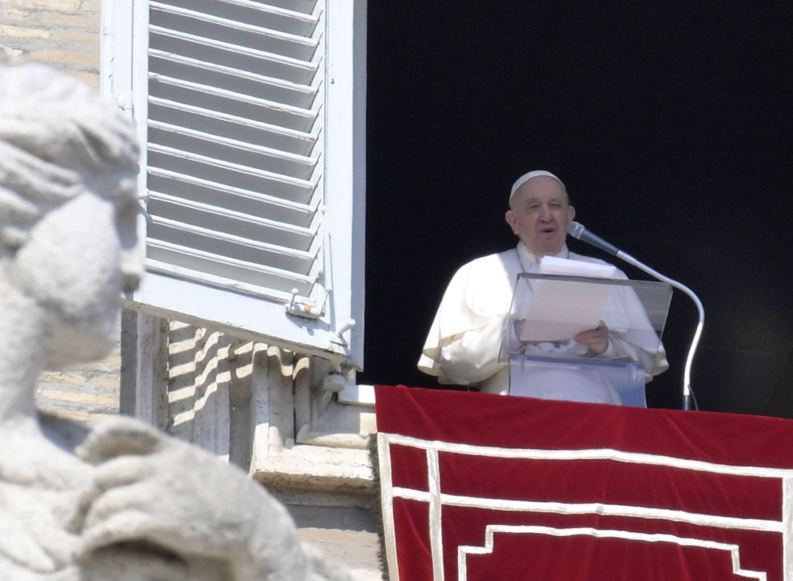 epa09805202 Pope Francis leads the Angelus prayer from the window of his office overlooking Saint Peter's Square at the Vatican, 06 March 2022.  EPA/CLAUDIO PERI