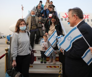 epa09805772 Ukrainian Jews disembark a plane arriving at Ben Gurion international airport near Tel Aviv, Israel, 06 March 2022. Three flights carrying around 300 Ukrainian Jews arrived from Poland and Moldova on 06 March as part of an operation organized by the Israeli government and Jewish Agency to allow Jewish immigrants fleeing the war in Ukraine into Israel amid estimates that some 10,000 people will arrive in the coming weeks.  EPA/ABIR SULTAN