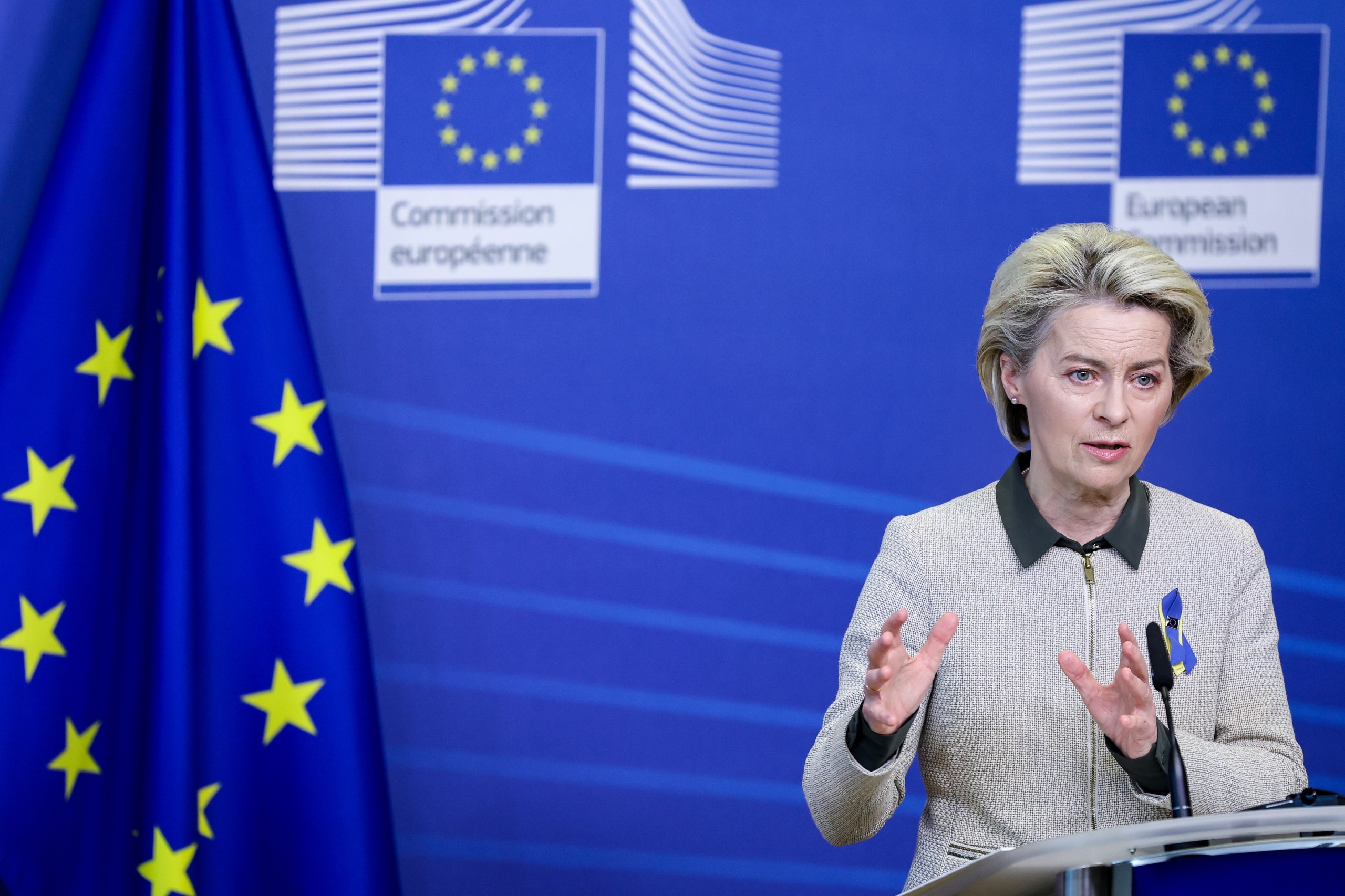 epa09807070 President of the European Commission Ursula von der Leyen delivers a statement next to Italy's Prime Minister prior to a meeting at the Berlaymont Building, headquarters of the European Commission, in Brussels, Belgium, 07 March 2022. Both leaders discussed the new sanction enforcement package EU is working on against Russia.  EPA/KENZO TRIBOUILLARD / POOL