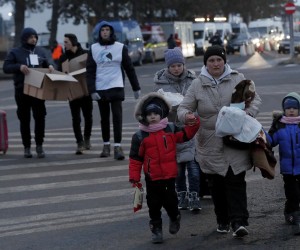 epa09808221 Ukrainian people pass through the border crossing of Siret, northern Romania, 07 March 2022. Since Russia began its military operation in Ukraine, some 261,445 Ukrainian people have entered Romania according to the latest report of the Border Police.  EPA/ROBERT GHEMENT
