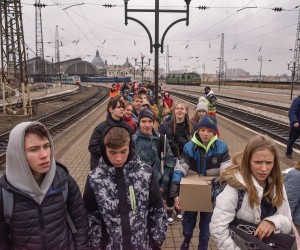 Lavov, Ukrajina, 03.07.2022. - Evakuirana djeca iz škole sirotišta u gradu Hulaipole na željezničkoj stanici u Lavovu. foto (vh / awol) PAP / Vitaliy Hrabar