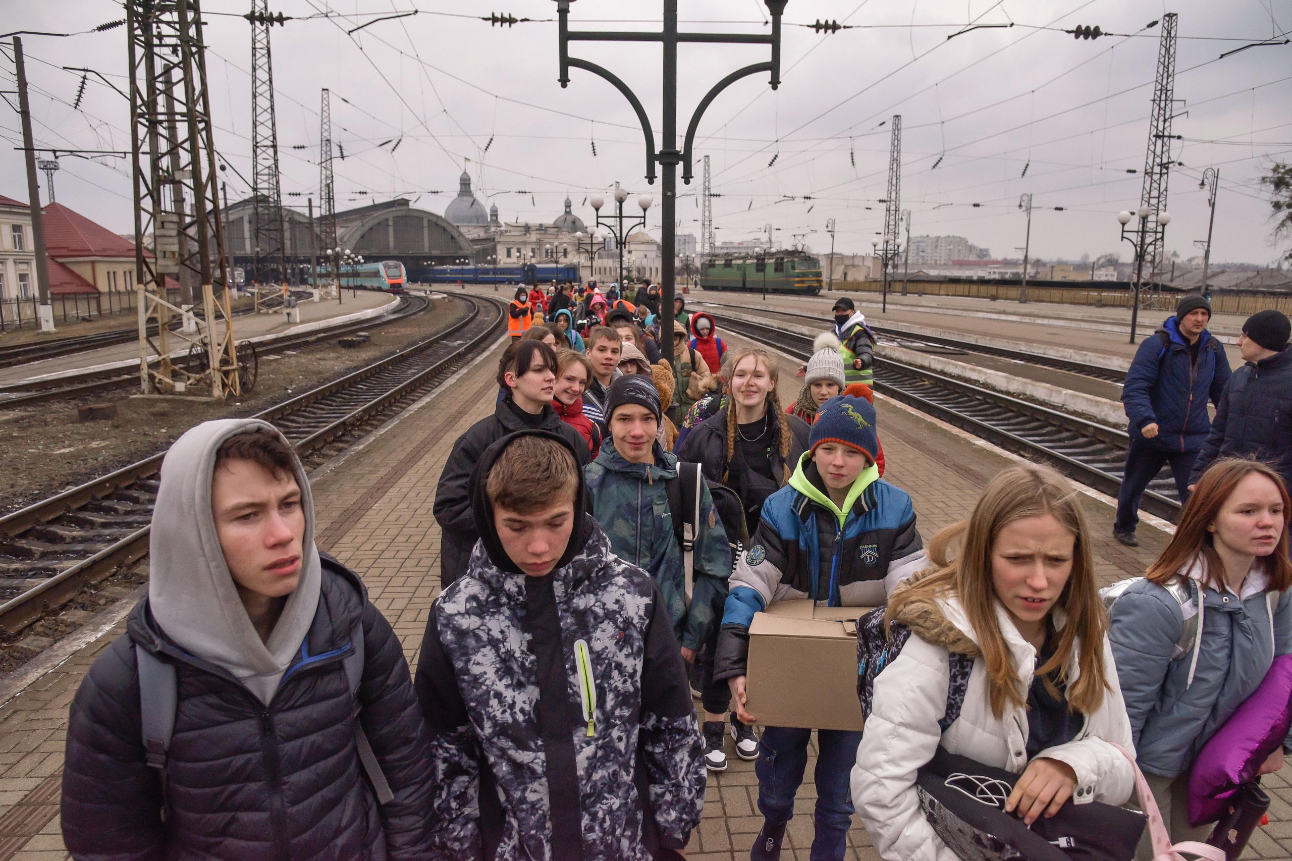 Lavov, Ukrajina, 03.07.2022. - Evakuirana djeca iz škole sirotišta u gradu Hulaipole na željezničkoj stanici u Lavovu. foto (vh / awol) PAP / Vitaliy Hrabar