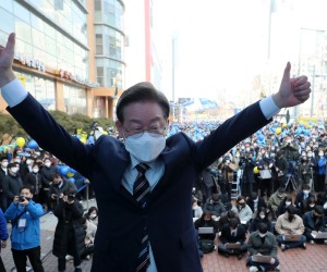 epa09809211 Lee Jae-myung, the presidential candidate of the ruling Democratic Party, greets his supporters during a campaign stop in Incheon,
South Korea, 08 March 2022, one day ahead of the presidential election.  EPA/YONHAP / POOL SOUTH KOREA OUT