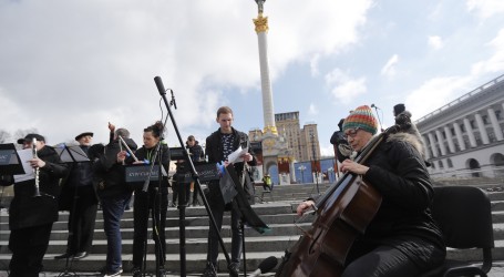 Dok Rusi napreduju, ukrajinski orkestar svira himnu u centru Kijeva