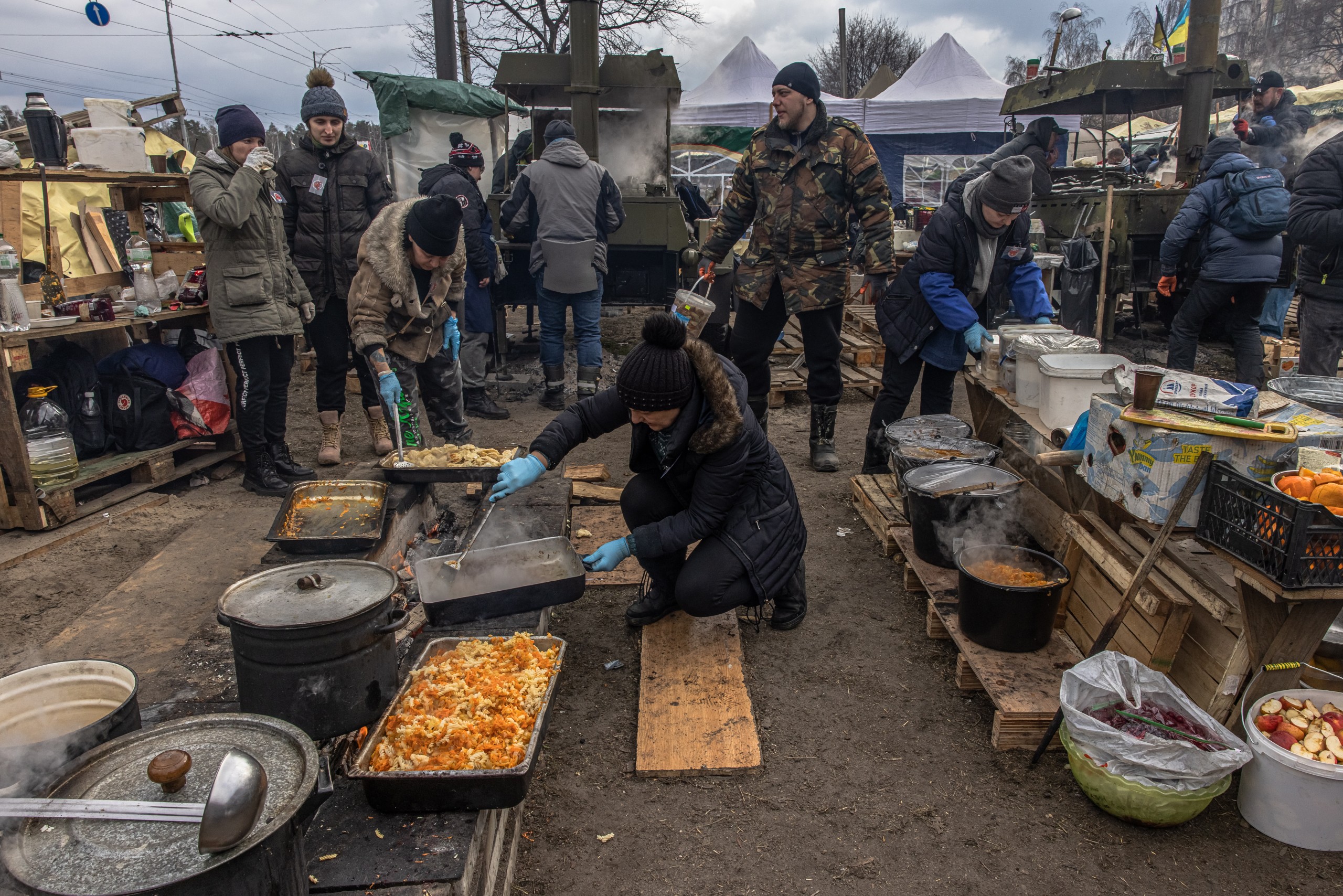 epa09813085 Local residents cook at a makeshift camp next to a checkpoint, in Kyiv (Kiev), Ukraine, 09 March 2022. At the makeshift camp local residents cook hot meals and other food for Ukrainian soldiers and other people. Ukrainian Foreign Minister Dmytro Kuleba will meet with Russian Foreign Minister Sergei Lavrov for diplomatic talks on 10 March in Turkey. Russian troops entered Ukraine on 24 February prompting the country's president to declare martial law and triggering a series of severe economic sanctions imposed by Western countries on Russia.  EPA/ROMAN PILIPEY