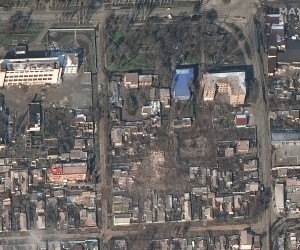 epa09813091 A handout satellite image made available by Maxar Technologies shows destroyed buildings and homes in Mariupol, Ukraine, 09 March 2022. Extensive damage is noted to the civilian infrastructure in and around the city, including residential homes, high-rise apartment buildings, grocery stores and shopping centers, Maxar says.  EPA/MAXAR TECHNOLOGIES HANDOUT -- MANDATORY CREDIT: SATELLITE IMAGE 2022 MAXAR TECHNOLOGIES -- THE WATERMARK MAY NOT BE REMOVED/CROPPED -- HANDOUT EDITORIAL USE ONLY/NO SALES