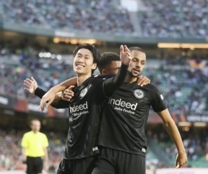 epa09813158 Eintracht's Daichi Kamada (L) celebrates with teammates after scoring the 2-1 lead during the UEFA Europa League round of 16, first leg soccer match between Real Betis and Eintracht Frankfurt in Seville, southern Spain, 09 March 2022.  EPA/Jose Manuel Vidal