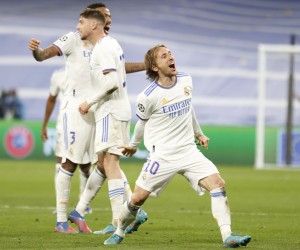 epa09813779 Real Madrid's Luka Modric (R) celebrates after the UEFA Champions League round of 16, second leg soccer match between Real Madrid and Paris Saint-Germain (PSG) in Madrid, Spain, 09 March 2022.  EPA/J.J. Guillen  EPA-EFE/J.J. Guillen