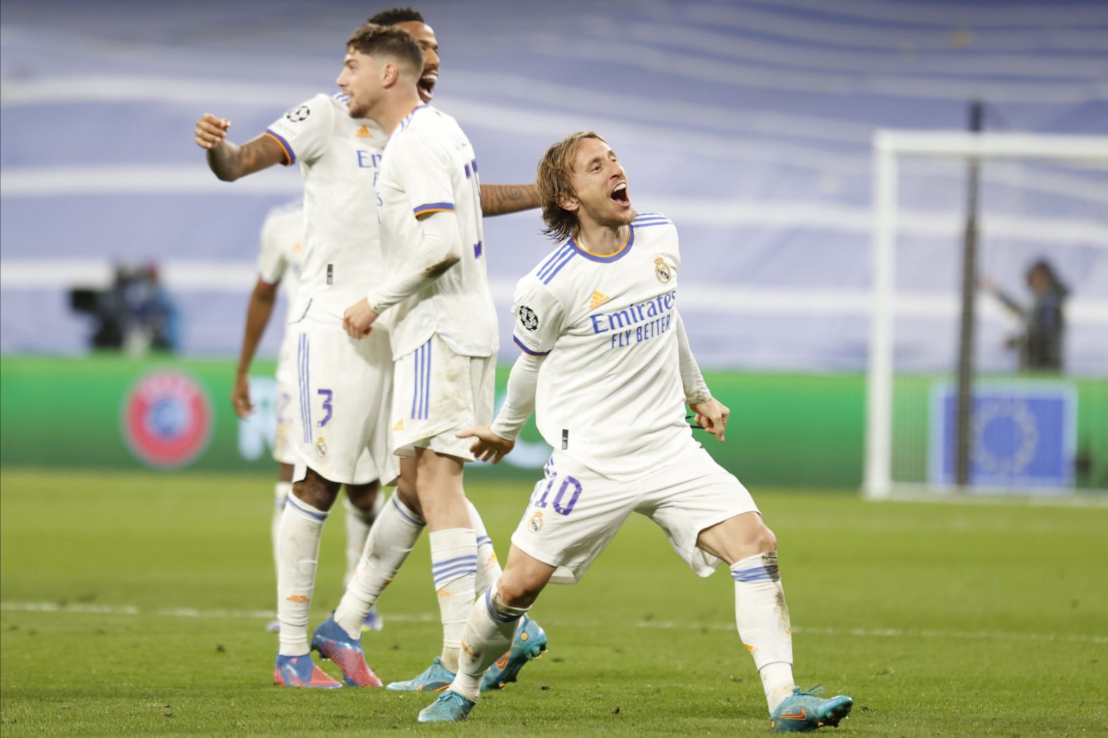 epa09813779 Real Madrid's Luka Modric (R) celebrates after the UEFA Champions League round of 16, second leg soccer match between Real Madrid and Paris Saint-Germain (PSG) in Madrid, Spain, 09 March 2022.  EPA/J.J. Guillen  EPA-EFE/J.J. Guillen