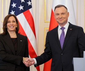 epa09814513 U.S. vice president Kamala Harris (L) and Polish President Andrzej Duda (R) attend a press conference after their meeting at the Belvedere Palace in Warsaw, Poland, 10 March 2022. The visit of the US vice president is a demonstration of the United States' support for NATO's eastern flank allies in the face of Russian aggression on Ukraine.  EPA/LESZEK SZYMANSKI POLAND OUT