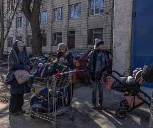 epa09815763 Residents wait to be evacuated from the frontline town of Irpin, Kyiv (Kiev) region, Ukraine, 10 March 2022. Thousands of residents are feeling Irpin and Bucha, as well as other settlements near Kyiv which were the most affected by the Russian army invasion.  EPA/ROMAN PILIPEY