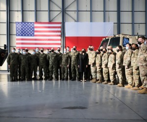 epa09816730 US Vice President Kamala Harris (C) during her meeting with Polish and US soldiers at the 1st Airlift Base in Warsaw, Poland, 11 March 2022. The visit of the US vice president is a demonstration of the United States' support for NATO's eastern flank allies in the face of the Russian invasion in Ukraine.  EPA/Leszek Szymanski POLAND OUT