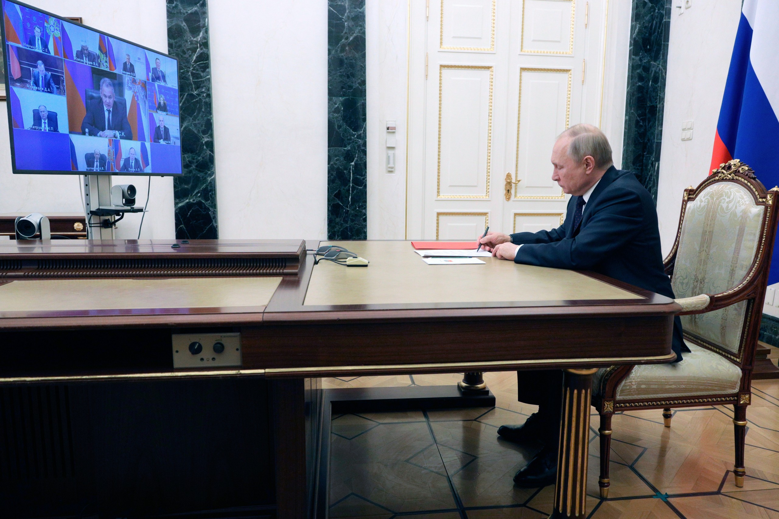 epa09816776 Russian President Vladimir Putin chairs a meeting with permanent members of the Russsia's Security Council via teleconference call at the Kremlin in Moscow, Russia, 11 March 2022.  EPA/MIKHAIL KLIMENTYEV / SPUTNIK / KREMLIN POOL MANDATORY CREDIT